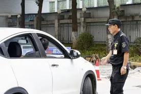 衡阳一家医院的治愈系保安“花式”指挥车辆走红：有病人不开心，我想做点什么图片