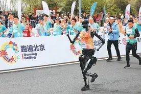 半岛叨叨｜机器人跑马拉松，人类陪跑员的存在究竟有何深意？图片