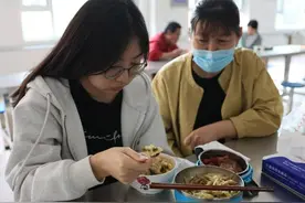 太暖心！日照高中学子感受“妈妈的味道”图片