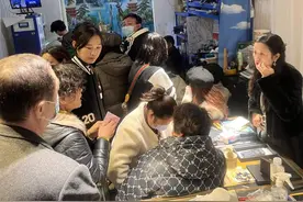 买新首饰太贵，熔旧首饰打金成潮流！每克工费仅15元，有损耗还补“金豆子”，有市民直接拿来了金条……图片