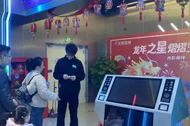 两人倒班日均检票四千余张，电影院检票员这个龙年有点忙图片