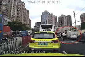 点赞！见骑车人被困车底，两位的哥与热心车主一起“抬车”救人图片