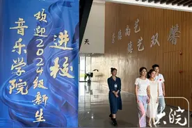 19岁盲人女孩郁晓楠带着妈妈开启大学生活：“那段不服输的备考时光会一直激励自己”图片