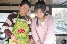 大学生过年回家在干啥？她和母亲一起经营小吃摊图片