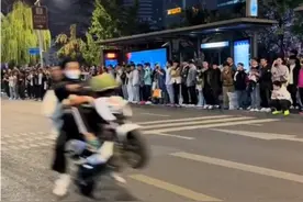 济南多名摩托车手深夜“炸街”飙车放烟花，警方回应图片