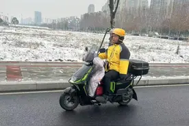 励志！独臂外卖小哥火出圈！网友：靠自己的样子真帅！图片