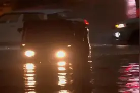 印度德里地区突发暴雨，上百架次航班延误图片