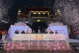 2025年东湖樱花节正式开幕 赏花期可达30余天图片