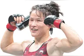 她第三次卫冕金腰带图片