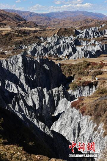 四川道孚：海外华媒代表探秘有“异域星球”之称的墨石公园