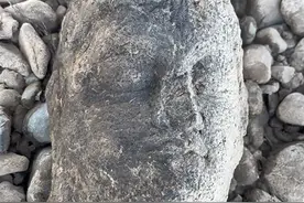 男子在龙门石窟附近钓鱼捡到佛头，考古人员曾多次在此河发现文物，专家解释图片