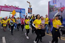 与美食美景撞满怀 2024乐山半程马拉松赛暨跑遍四川（乐山站）鸣枪开跑图片