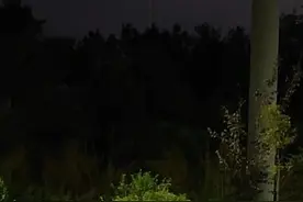 绵阳惊现不明光束直插夜空，专家：或为大气探测激光发生散射图片