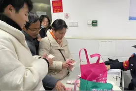 春运第二天！长沙地铁暖心助旅客，老人不小心遗失的11万元现金找到了图片
