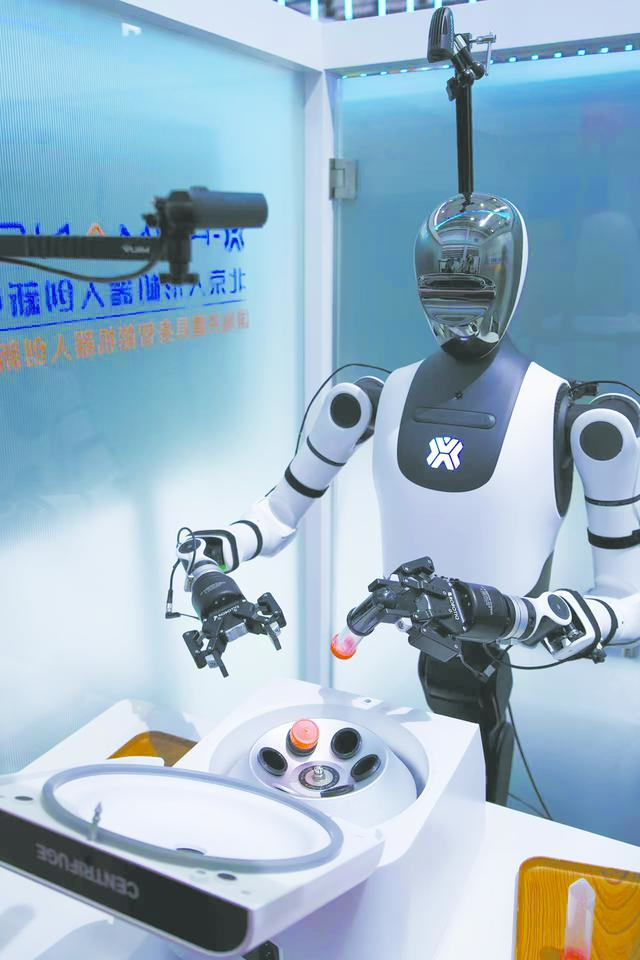 在2025世界机器人大会上现场感受：新一代机器人如何改变未来生活