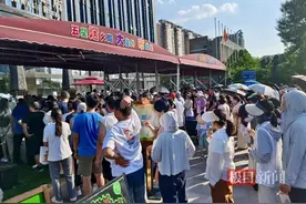郑州五星级酒店摆地摊“37分钟卖光进账3万”：有市民下午四点开始排队图片