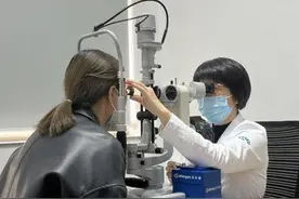 种完睫毛“辣眼睛”，专家提醒爱美人士注意眼部健康图片