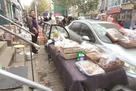 挡了生意，无牌车为何停在店门前？沿街摊位该如何管理图片