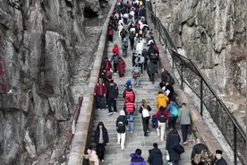 爬泰山有神器？“像有人拉着我上山”，网友：这个真的很需要！图片