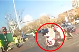 通州一女子骑电动自行车逆行过马路，辱骂冲撞交警被刑拘图片