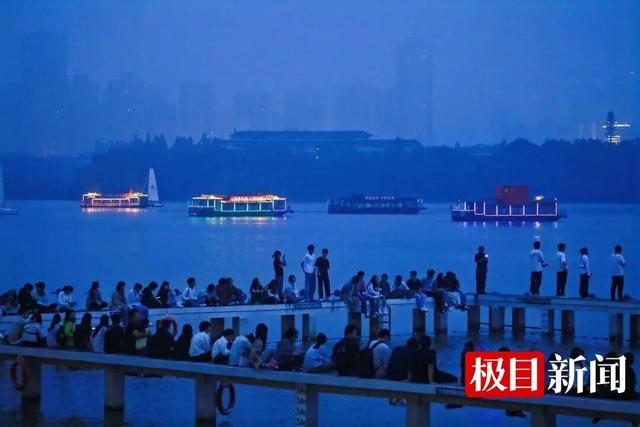 东湖游船载着国旗迎国庆，全国各地游客迎着朝阳“歌唱祖国”