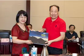 大型摄影画册《齐长城》入藏淄博市图书馆图片