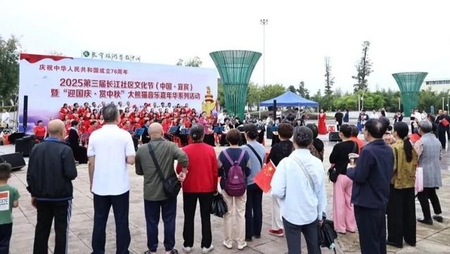 【青春志愿·爱在旅途】迎国庆看熊猫萌宝 品凉糕享双河团圆