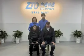 上海岁语｜00后快递小哥迎来“反向团圆”：亲人行囊里的番薯片，是含蓄的爱图片