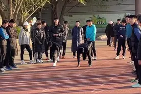 高一女生短跑训练男队陪跑 “这个启动加速太燃了”图片