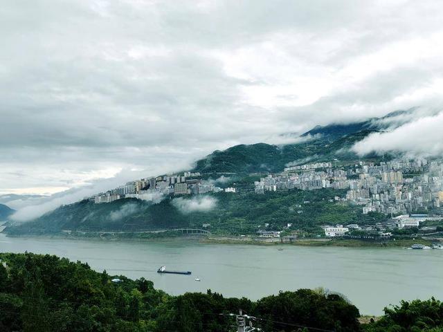 巴东：云雾绕山间 山城入画来