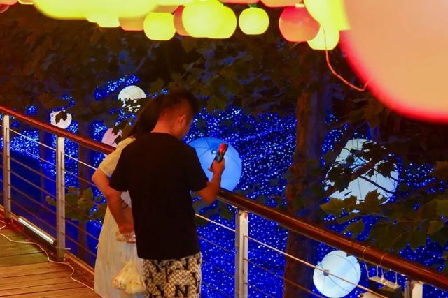 日照刘家湾赶海园千灯之夜盛大启幕，人气爆棚！