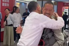 河南60岁工地大叔，拎大包小包北京参加新书分享会，网友：脚踩泥泞依然仰望星空图片