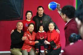中国照相馆新春全家福拍摄火热，用影像定格团圆年味图片