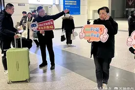 一直等到后半夜！济南公交“响应式”接送晚点高铁旅客图片