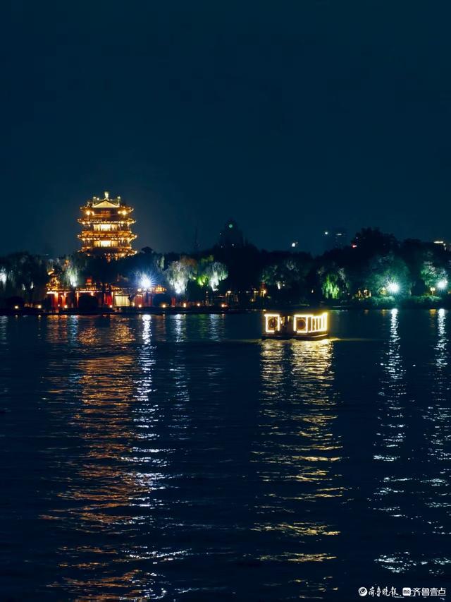 夜晚的大明湖，凉风习习令人陶醉
