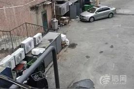 饭店的后厨开在小区里 又是油烟又是噪音惹得居民多抱怨图片