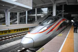 时速350公里，成自宜高铁首发车从宜宾开出！图片