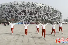 “甲骨文广播体操现在开始，预备，起——”图片