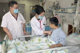 男孩与猫无接触却患上“猫抓病”，手肘和腋下长出包块……专家提醒，小伤口也需警惕图片