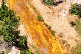 江西会昌一河流现黄褐色沉淀，官方：正调查污染源头图片