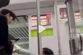 女子在地铁上横躺？小伙使出“魔法绝招”：直接替她“盖被”！图片