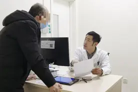唠“科”话丨睡前刷手机，不光引发失眠，还可能导致焦虑、内分泌紊乱……图片