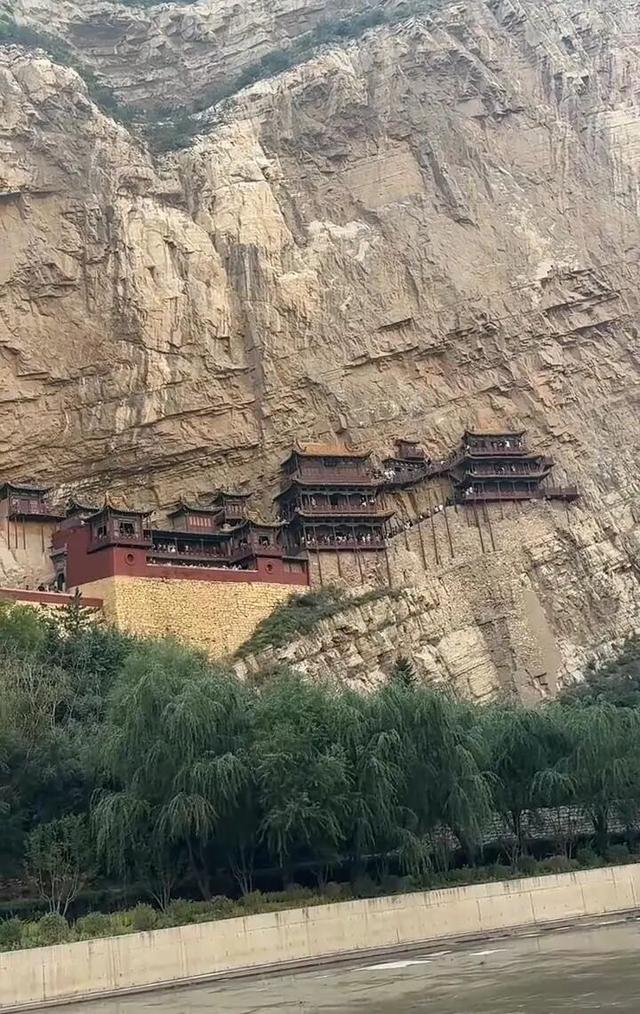 激增爆满，游客滞留！当地人懵了：活这么久，第一次限流！
