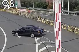 事发杭州高速，太惊险……民警怒批：“害人害己！”图片
