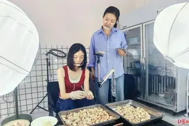 店主直播给鸡屁股拔毛引万人观看  网友直呼“太解压了”图片