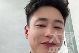 泰山陪爬小伙四天吃住在景区爬近八万个台阶 挣近5000元图片