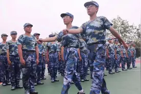 双胞胎新生的军训生活图片