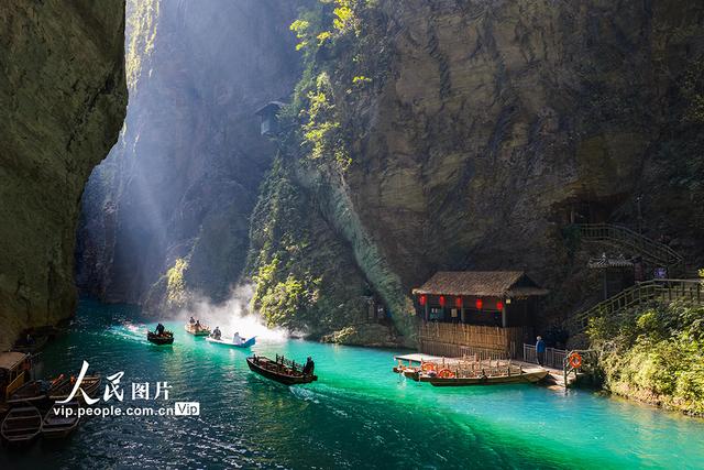 湖北鹤峰：舟行碧波上 人在画中游