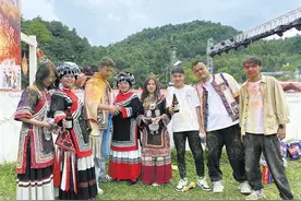 宣威东山镇火把节点燃夏日激情图片