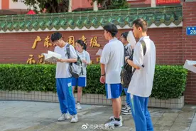 高考考场外全国统一动作 进考场前争分夺秒多看一个知识点📖图片